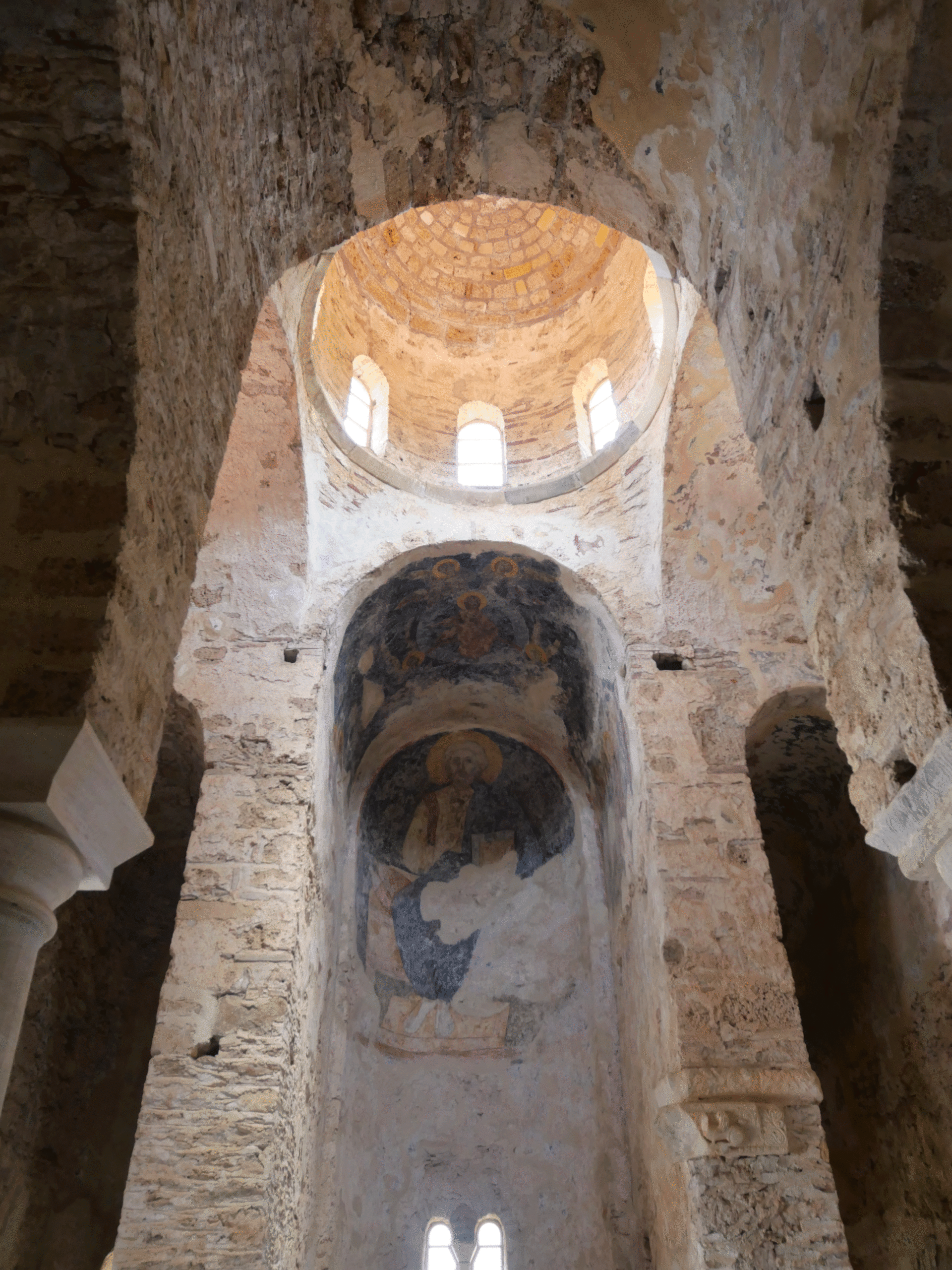 Vue intérieure d'une des églises du site