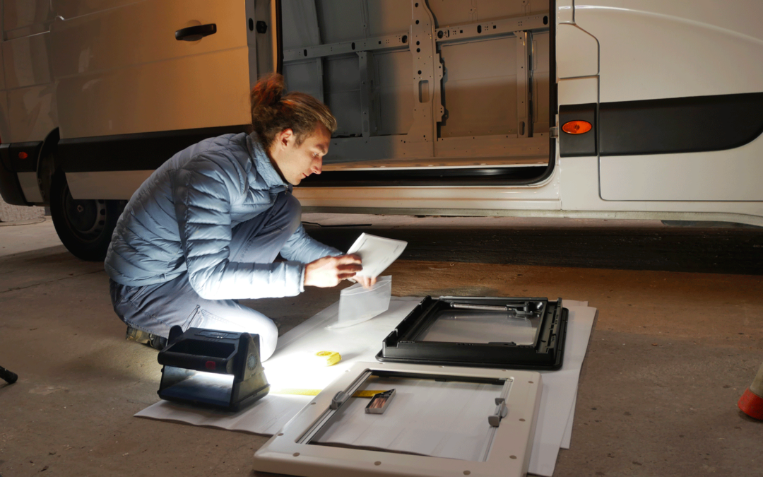 Installation de fenêtres sur un fourgon aménagé : notre tuto pas à pas