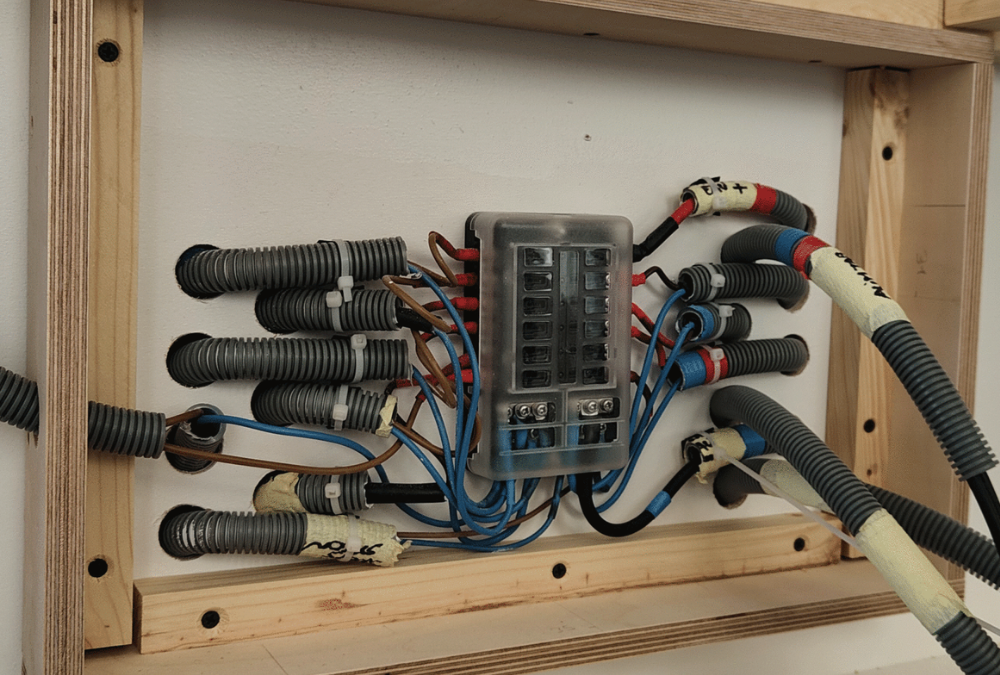 Installation Électrique 230V et 12V en Van Aménagé : Guide Complet pour les Porte-Fusibles et Disjoncteurs