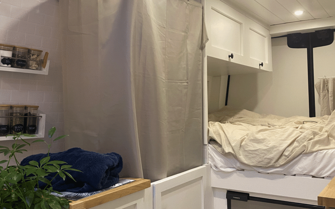 Installer une Douche Semi-Fixe en Van : Le Compromis Idéal