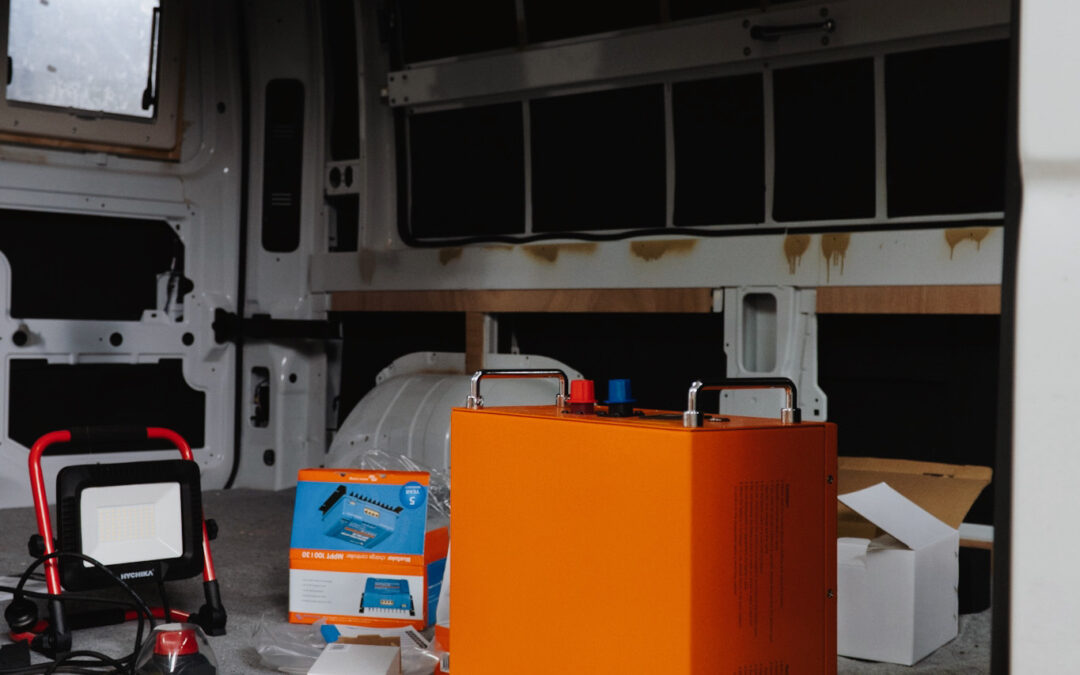 Choisir la Meilleure Batterie Auxiliaire pour Van Aménagé : Guide Complet + Code Promo Creabest